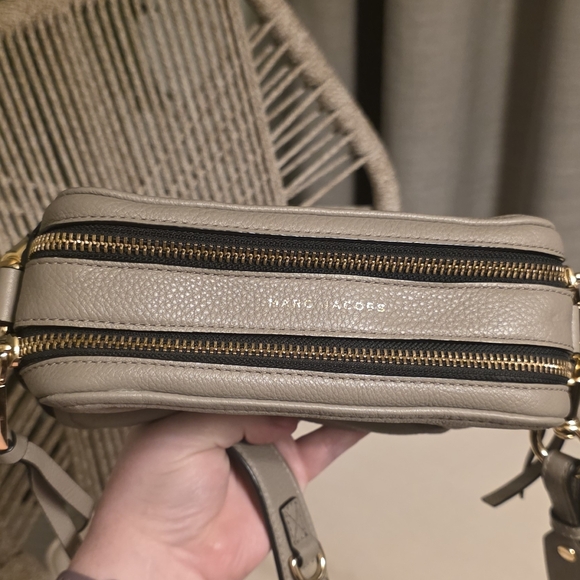 Marc Jacobs Softshot Taupe Black & Gold - Picture 4 of 11